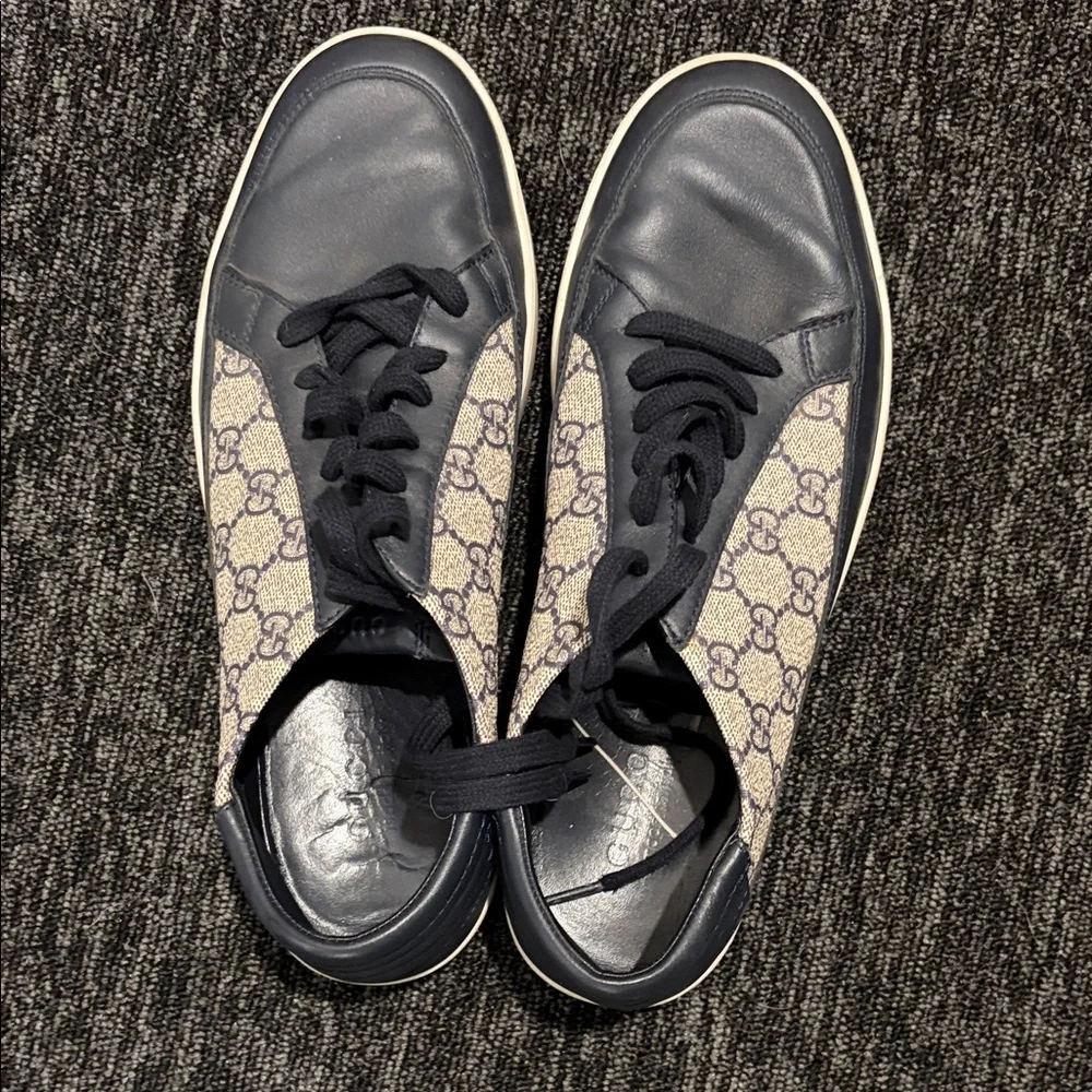 Gucci Navy & Beige GG Supreme Low-Top Sneakers - Picture 2 of 5